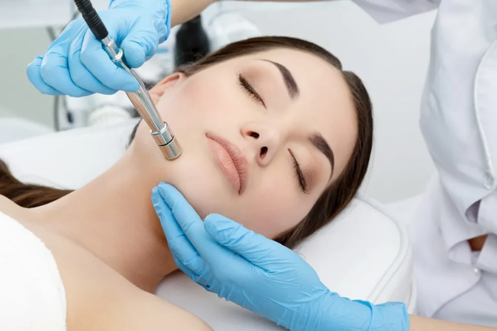 How Does AQUAGOLD® Microneedling Differ from Traditional Microneedling? The Ella Effect