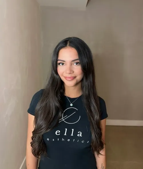 Isabelle-Headshot-at-ella-esthetics-in-alexandria-va